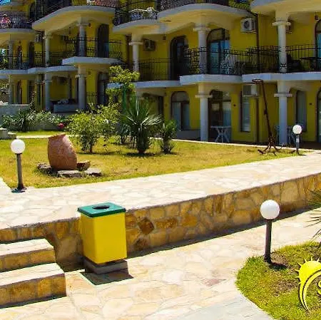 Menada Green Hills Apartments *