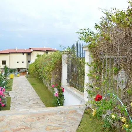 Menada Green Hills Apartments *